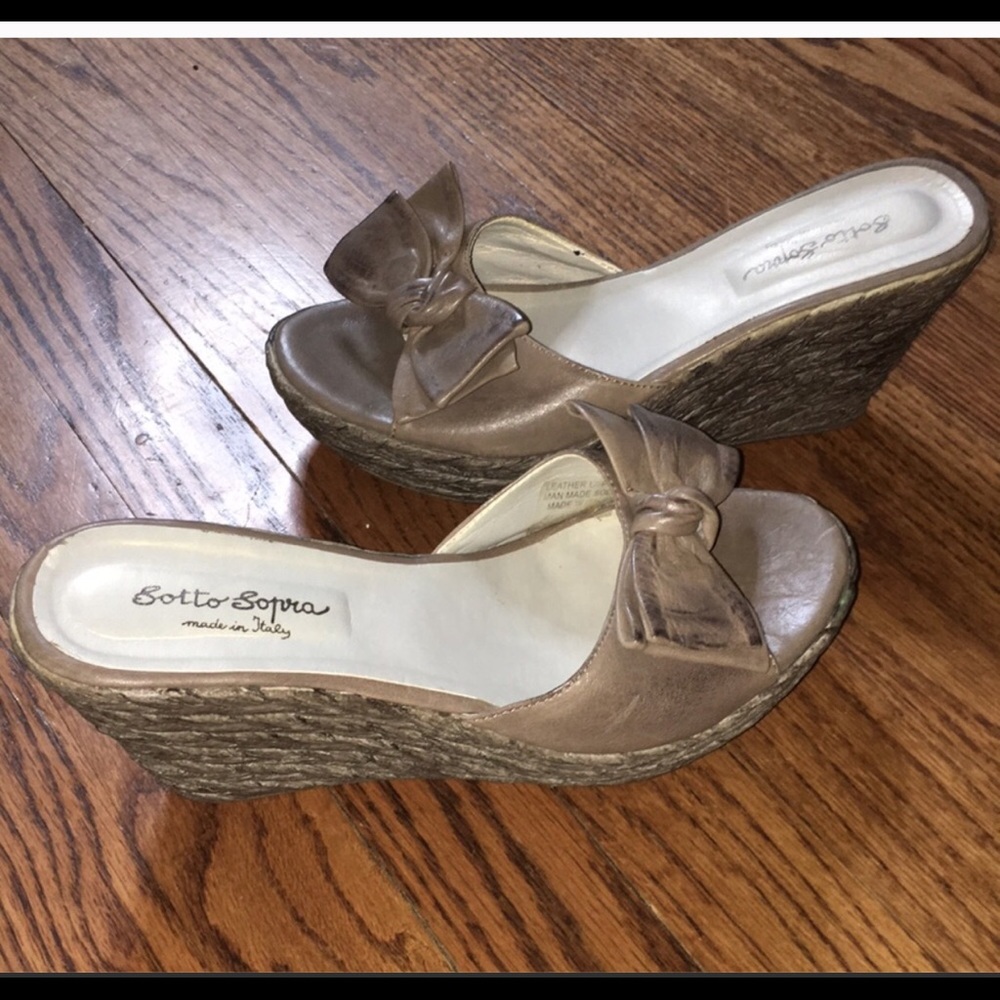 NEW without a box SOTTO SOPRA wedge sandals.